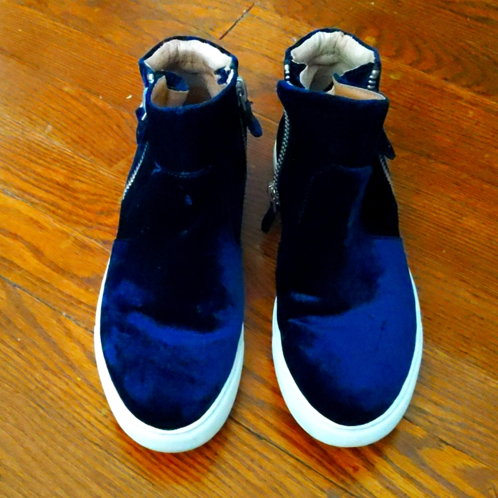 Gentle Souls by Kenneth Cole size 7.5 Blue Velvet
